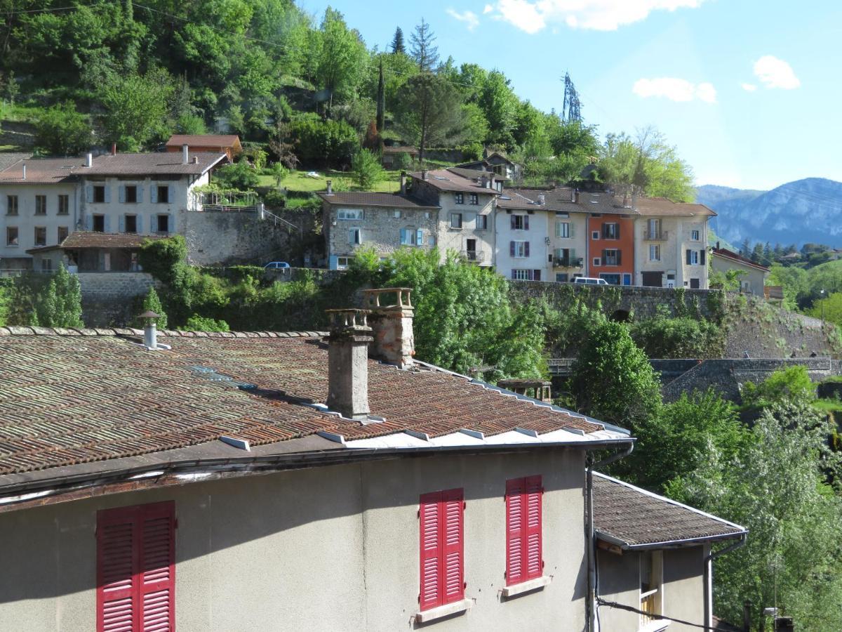 Au Bonheur Suspendu Apartamento Pont-en-Royans Exterior foto